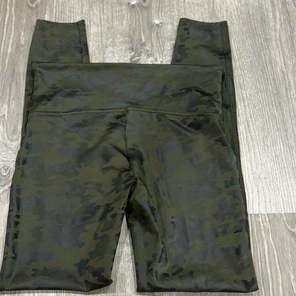 Spanx Green Camo Leggings Size Large everyday wear